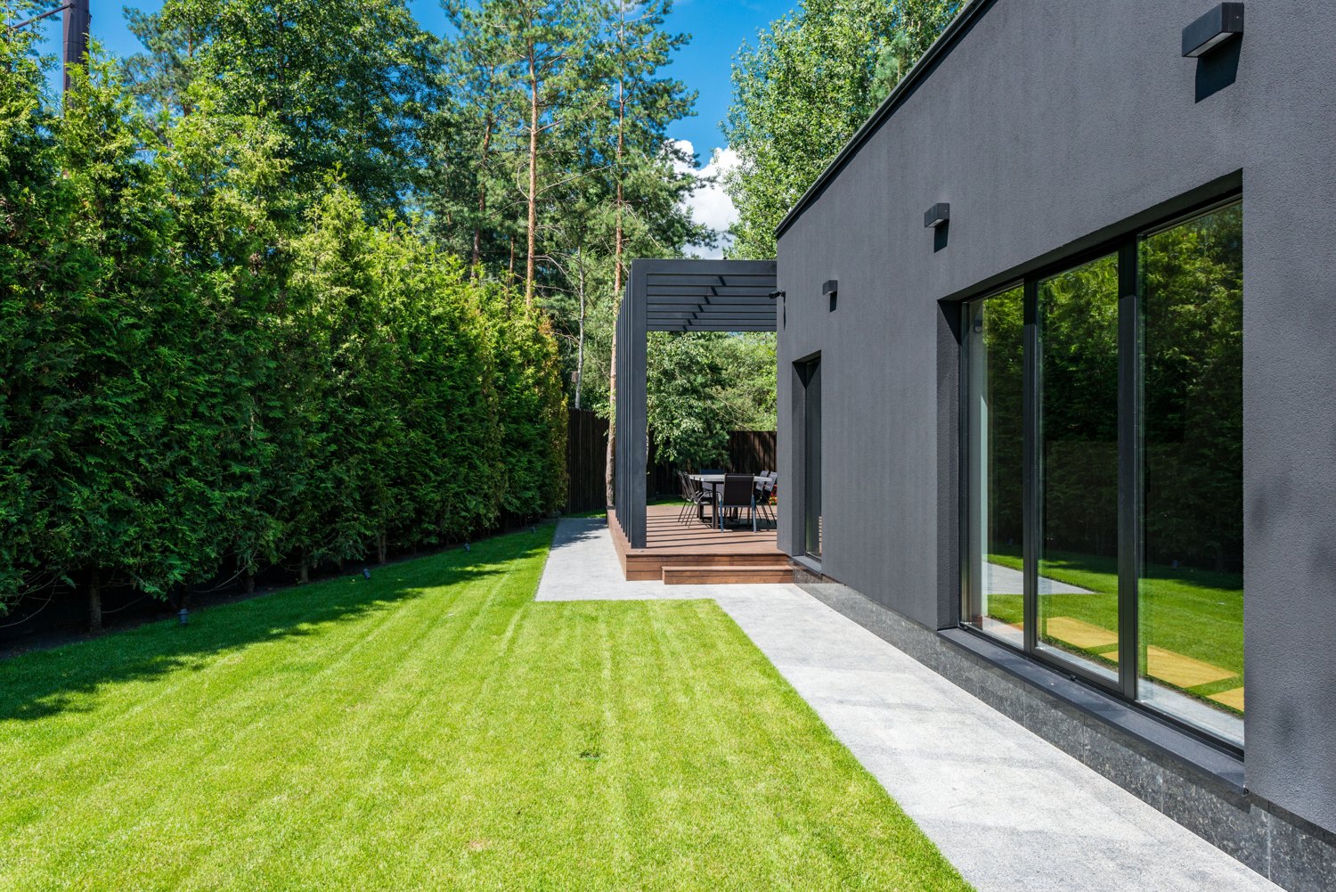 A quiet garden next to a modern home